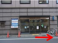階段を上ると通りの向かいに東京信用金庫があります。東京信用金庫を正面に右に進みます。