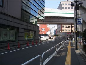 すぐに横断歩道が出てくるのでわたります（高速道路の下です）。